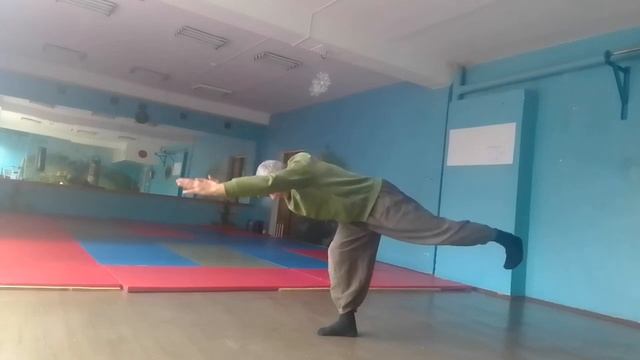 Улучшаем кондицию ног. Три виньясы из стойки "журавля" смотреть онлайн