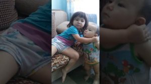 Малыш описался, а сестра защищает его.