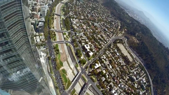 Себастьян Альварес покоряет Сантьяго-де-Чили в вингсьюте смотреть онлайн