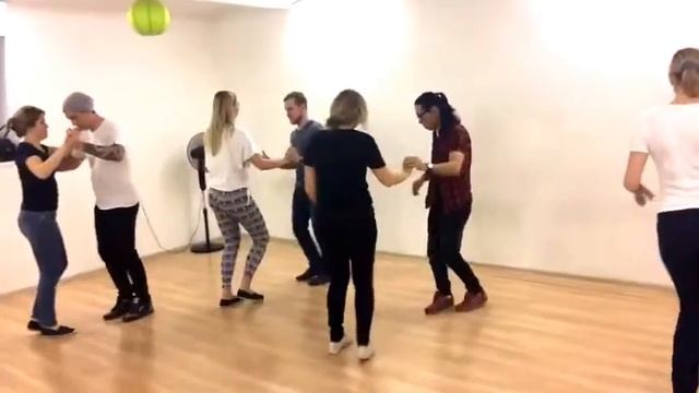 Бачата для продолжающих в Школе танцев Чино - Marino Castellanos "Eso Da Pa To" смотреть онлайн