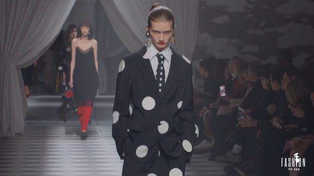 Женская коллекция Moschino осень-зима 2024 смотреть онлайн