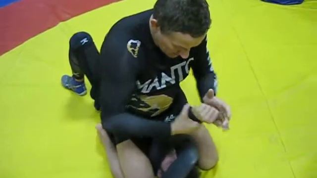 Проходим локти противника для выхода на болевые. смотреть онлайн