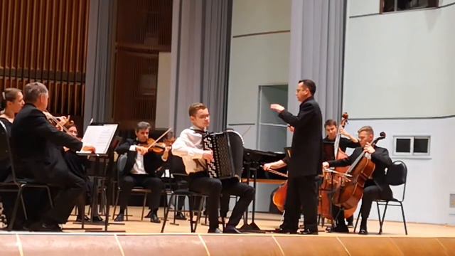 Очень нежная музыка для баяна с оркестром, юный музыкант - Артем Кожушко смотреть онлайн