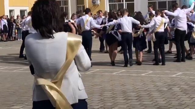 Выпускной вальс. Последний звонок 2022 смотреть онлайн