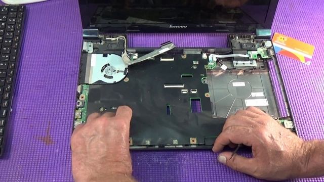 Как разобрать и почистить ноутбук Lenovo B580 смотреть онлайн
