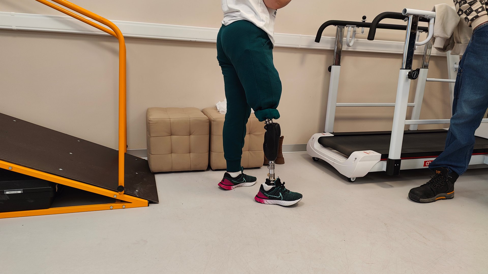 На протезе ноги учится приседать смотреть онлайн