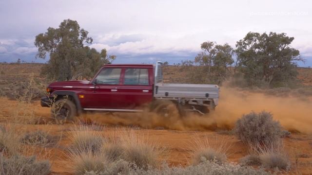 2024 Toyota Land Cruiser 70 Series GXL Double Cab смотреть онлайн