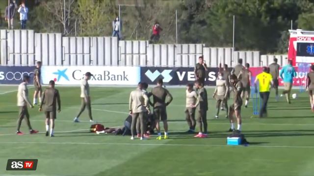 MOUSSA DEMBÉLÉ se desmaya durante el entrenamiento del ATLÉTICO | Diario AS смотреть онлайн