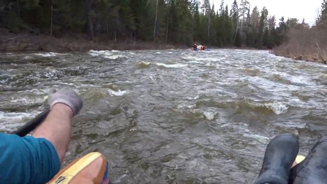 Прохождение порогов на реке Сулем, 1 мая 2022. Воды уже не много, начинают проступать острова и мел смотреть онлайн