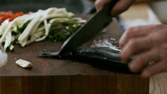 Филе форели с икорным соусом и лапшой из цуккини смотреть онлайн
