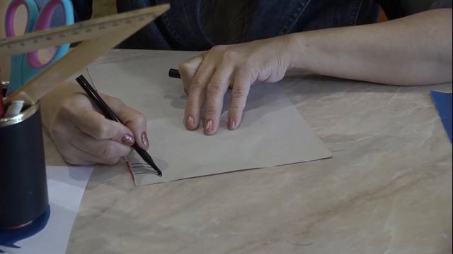 Аппликация Ежик из цветной бумаги и крышки смотреть онлайн