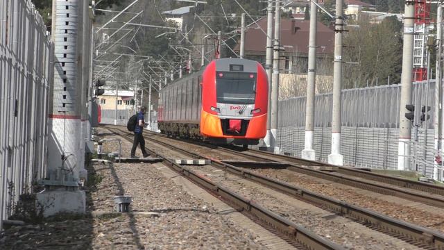 Встречные электропоезда ЭС1-046 и ЭС1-018 Ласточка на перегоне Адлер - Хоста Сочи СКЖД РЖД смотреть онлайн