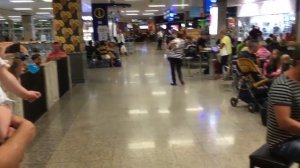 АТМОСФЕРНОЕ ИСПОЛНЕНИЕ на пианино в аэропорту