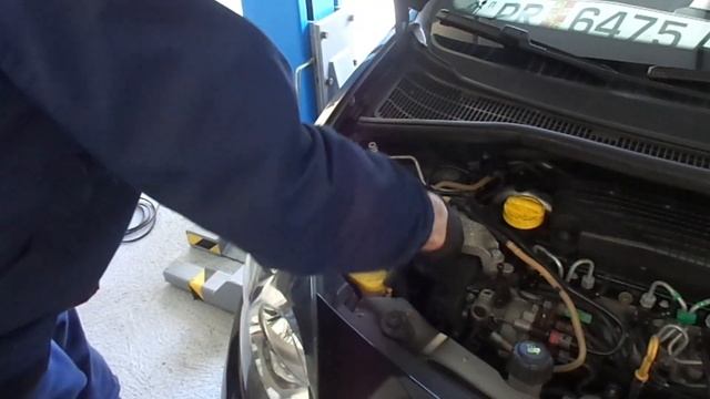 Renault Twingo 2 1.5 dci Fuel Filter Replacement смотреть онлайн