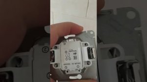 Schneider Electric Двух клавишный выключатель с сюрпризом.