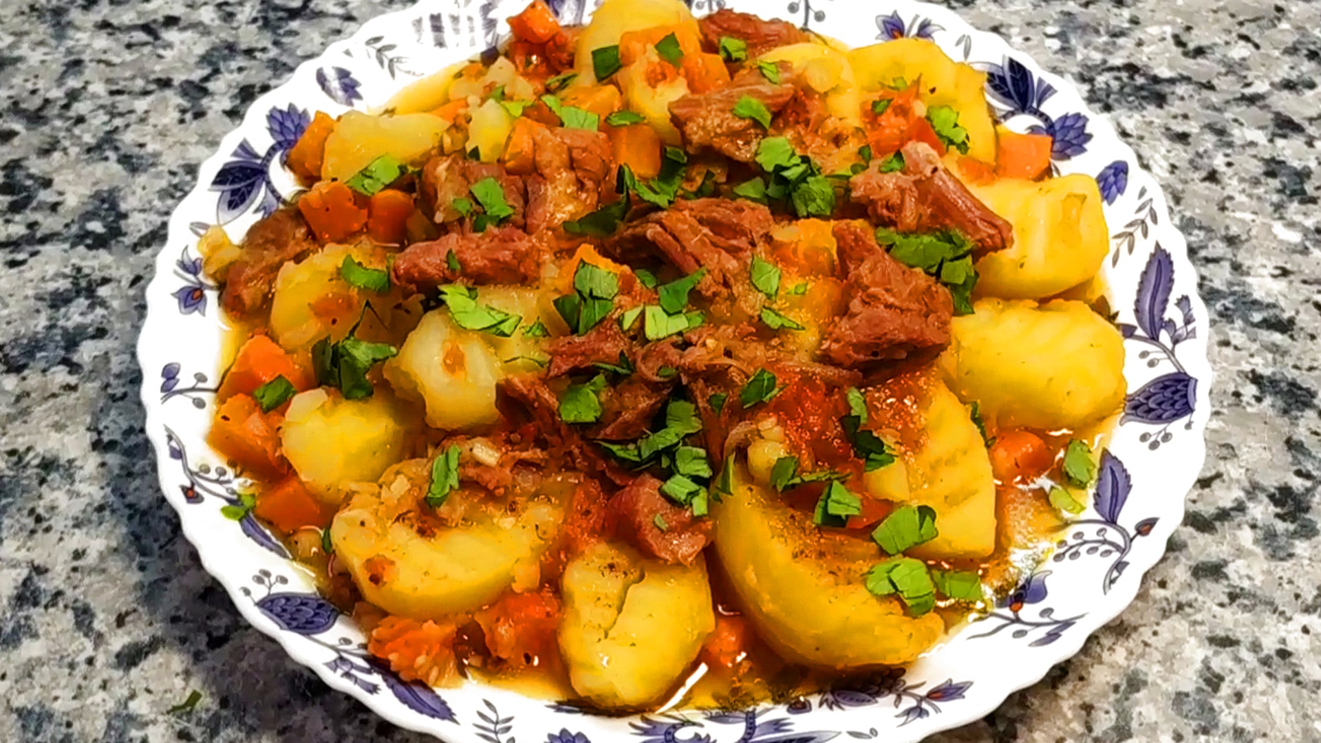 Картофель с тушенкой в казане