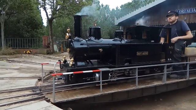Выход паровоза из депо на парковой железной дороге в Барселоне смотреть онлайн