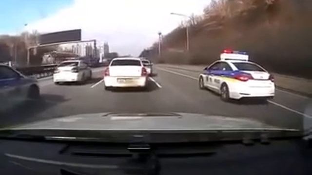 Погоня ментов за авто в Корее лопатой по стеклу смотреть онлайн