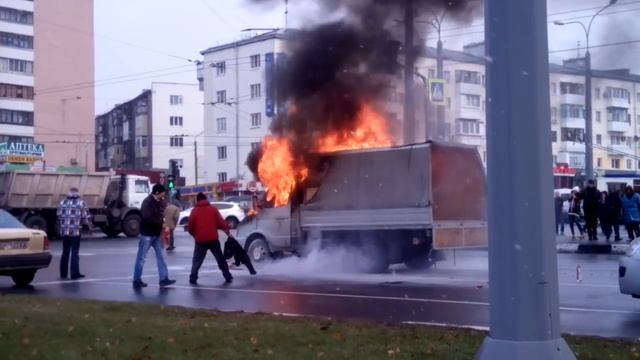 На проспекте Гагарина горит "Газель" смотреть онлайн