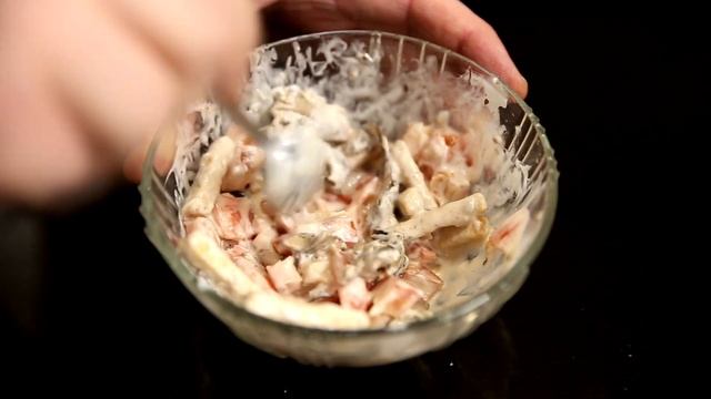 Шпроты | Салат со шпротами, помидорами и сухариками смотреть онлайн