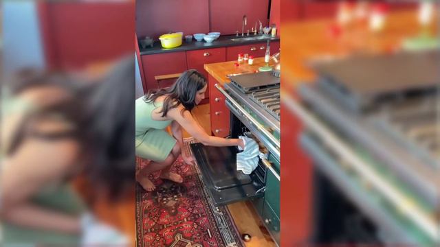 Padma Lakshmi making spicy indian Chaat смотреть онлайн