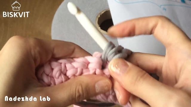 ? ЕГО ХОЧЕТСЯ ВЯЗАТЬ И ВЯЗАТЬ! Ковер из трикотажной пряжи. Вязание крючком смотреть онлайн