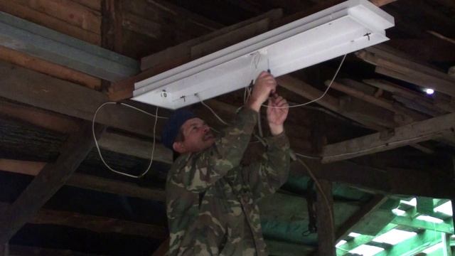 Повесил светильник в гараж брата/ Поработал с электрикой в своём доме - бане смотреть онлайн