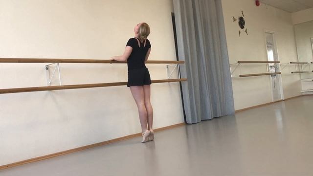 Excersise / Разогрев у станка смотреть онлайн