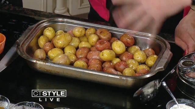 In The Bender Kitchen: Chef Heide Lang makes roasted potatoes your way смотреть онлайн