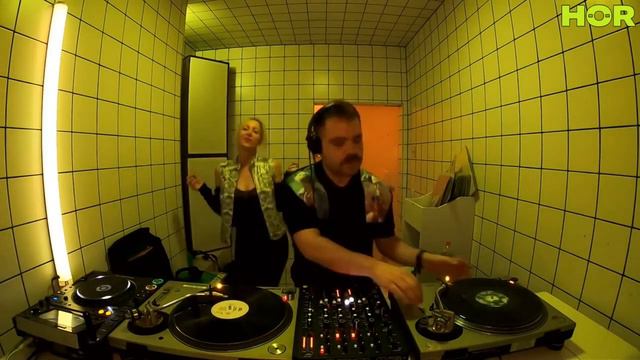 PLAYdifferently Presents Ellen Allien B2B Héctor Oaks with MODEL 1.4 смотреть онлайн