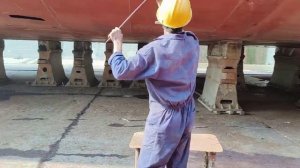 Безвоздушная покраска корабля с помощью пневматического и электрического окрасочного аппарата