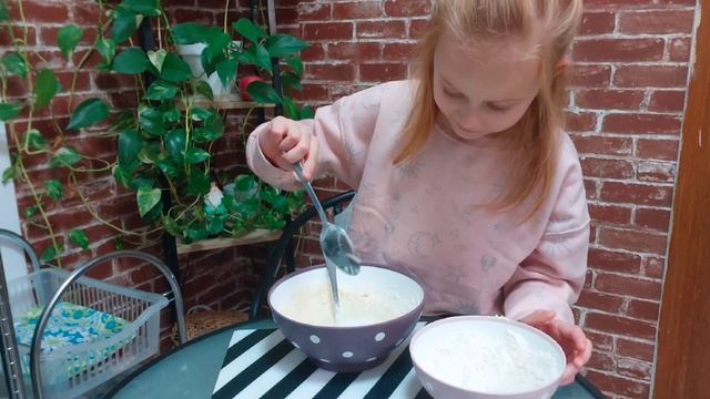 Готовим оладьи. Внучка Джессика и бабушка смотреть онлайн