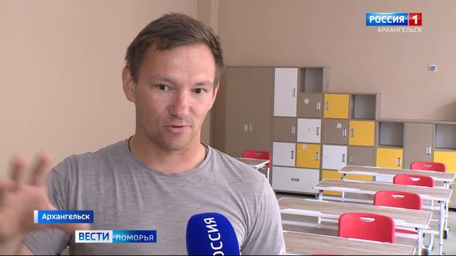 В седьмой школе Архангельска художник занимается оформлением стен смотреть онлайн