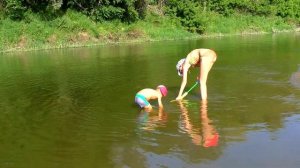 Водные помповые пистолеты Игрушечное водное оружие Обзор оружия на речке Видео для детей