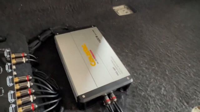 Explicando como fue conectado el sistema de audio de este Toyota Hilux смотреть онлайн