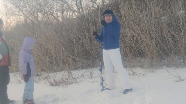 ? Синички на зимней рыбалке ? Рыбу не поймали Но лунки пробурили ? Зимний пляж в Южноукраинске ? смотреть онлайн