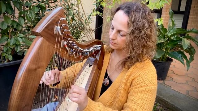 Danielle, "Téir Abhaile 'Riú" смотреть онлайн