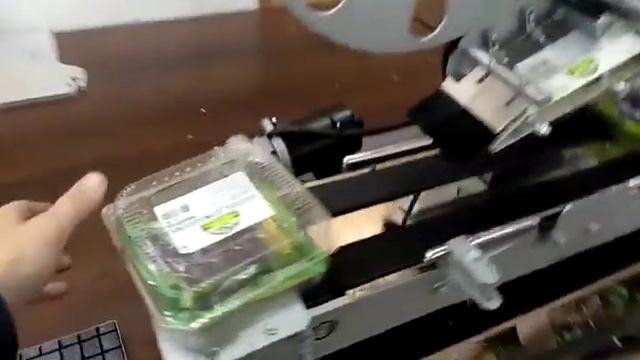 Настольная этикетировочная машина для нанесения этикеток сверху на плоскую поверхность. смотреть онлайн