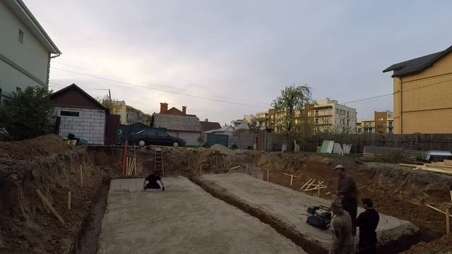 Стройка частного дома. Часть 5. День 3 и 4. Подготовка песчаной подушки, обвязка арматурной сетки. смотреть онлайн