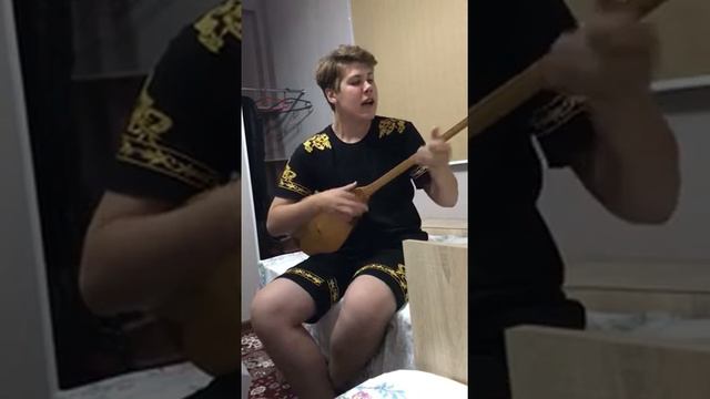 Русский хорошо поёт играет на домбре смотреть онлайн