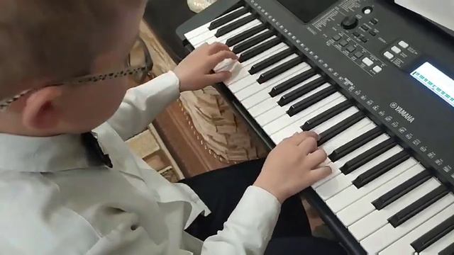 Гра на синтезаторі - Марш дошкільнят. смотреть онлайн