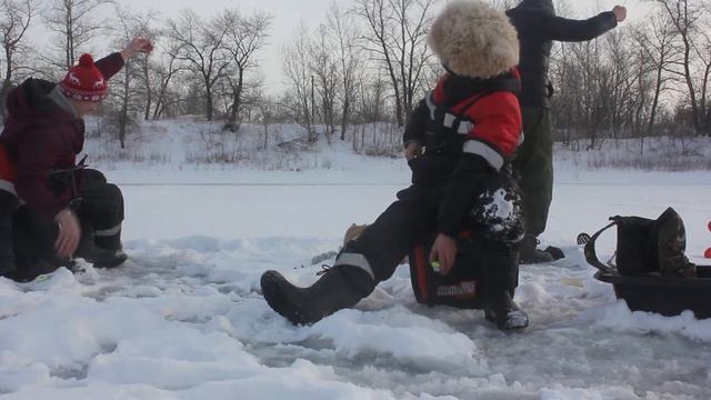 Мелочь не переставала клевать! зимняя рыбалка и кот! смотреть онлайн