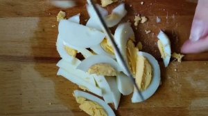 Салат из рыбных консервов, свежим огурцом и яйцами