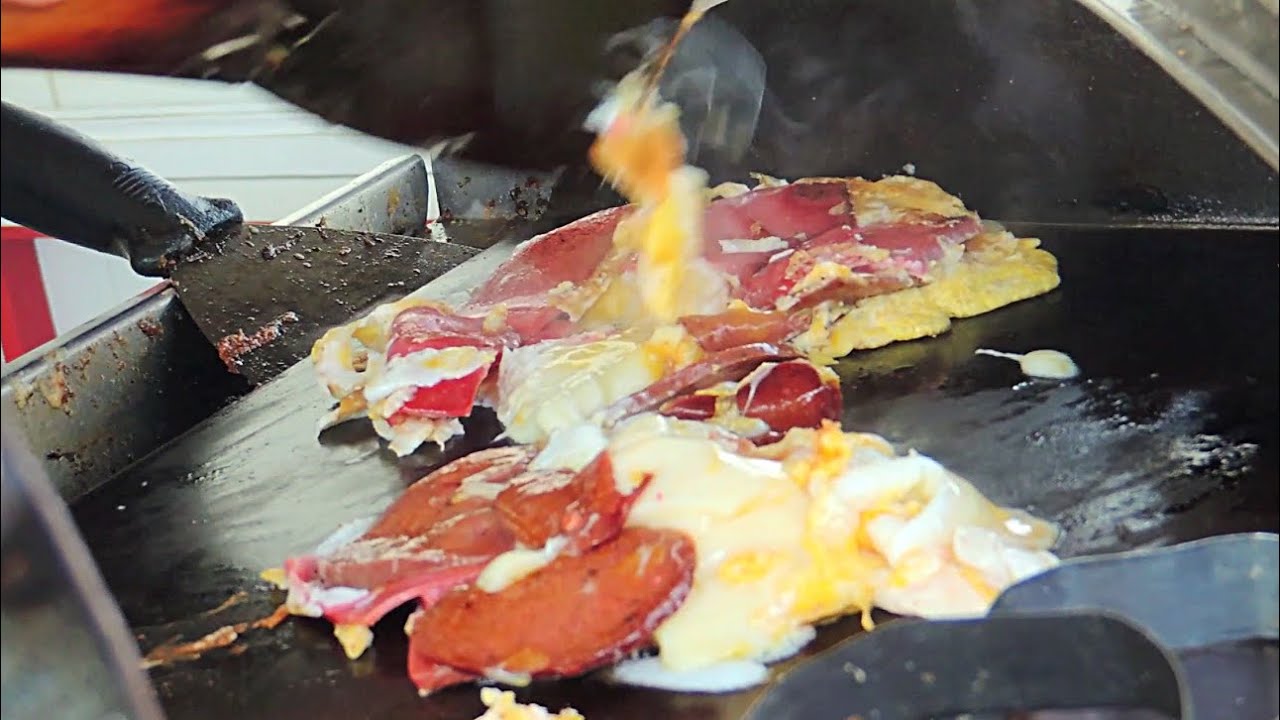 Турецкая уличная еда - смешанный мясной бутерброд с сыром