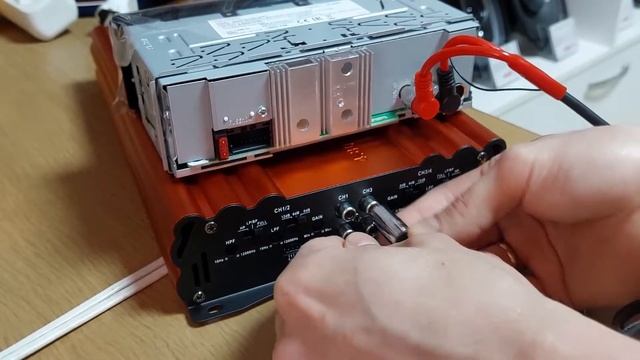 КАК ПОДКЛЮЧИТЬ 4 КАНАЛЬНЫЙ УСИЛИТЕЛЬ К МАГНИТОЛЕ С ОДНОЙ ПАРОЙ RCA смотреть онлайн