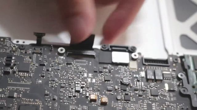 Cómo cambiar los altavoces de tu Macbook Pro, explicado en español! смотреть онлайн