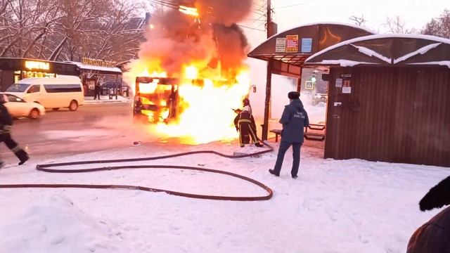 Автобус горит в Иркутске в Новоленино остановка школьная 11 01 2022 смотреть онлайн