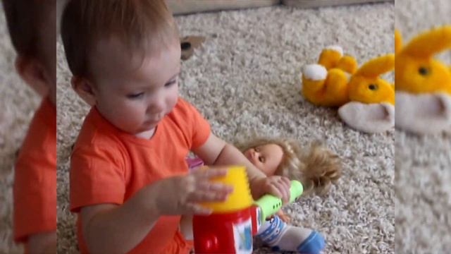 София знакомится с музыкальными инструментами для малышей.