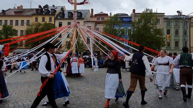 Танец с лентами у Майского дерева