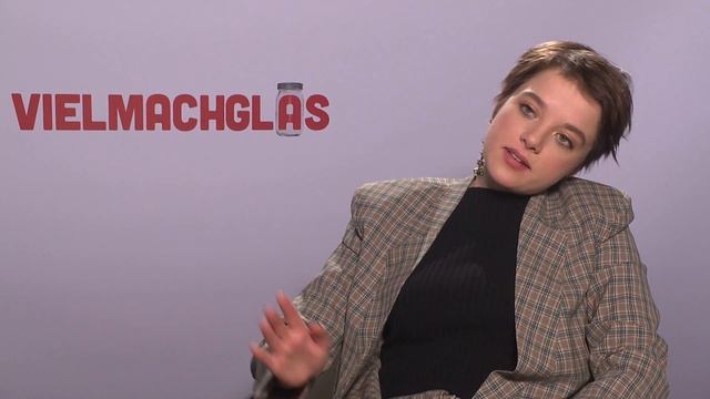 VIELMACHGLAS Jella Haase Interview - kurze Haare - Ziege Bounty - FACK JU GÖHTE смотреть онлайн
